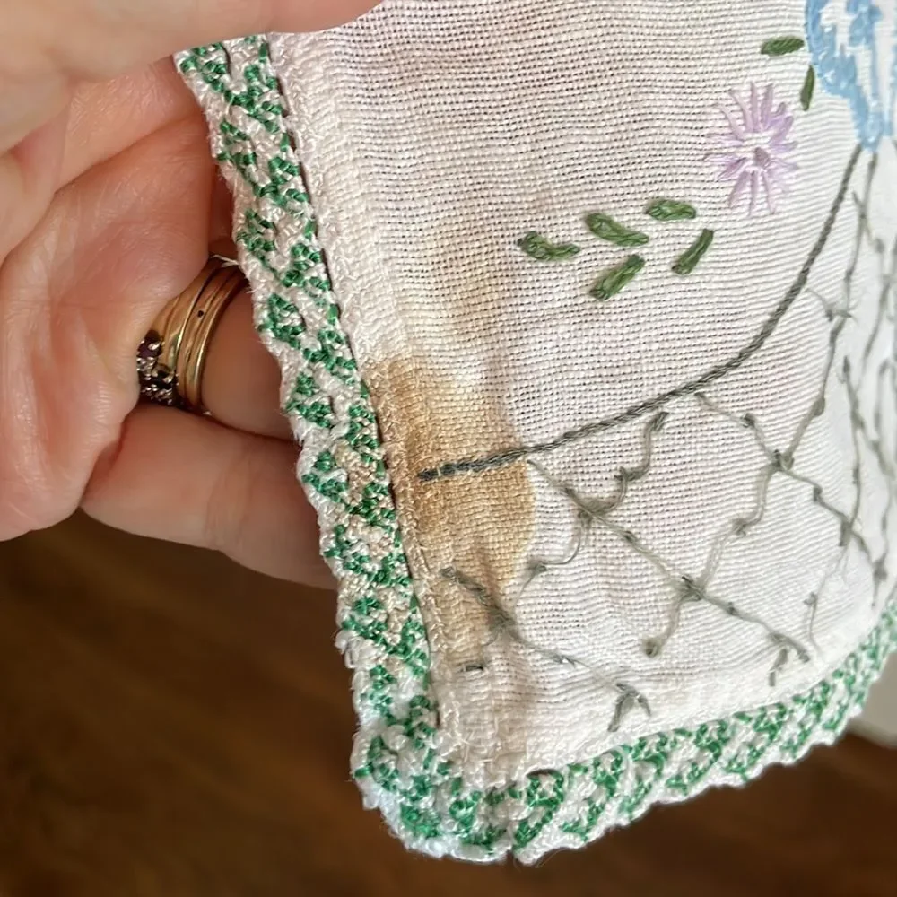 Vintage white table runner with floral embroidery &‎ crochet edges